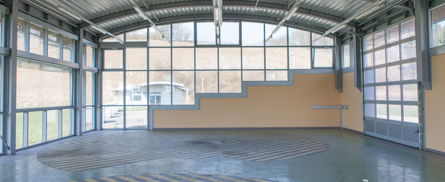 Innenansicht einer modernen Lagerhalle im Gewerbepark Kopal St. Pölten